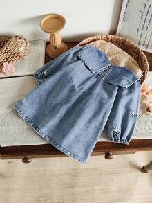 SHEIN Vintaside Kids 这款女婴时尚牛仔连衣裙饰有精美的花卉刺绣，配有大领子，适合外出、购物、聚会、休闲居家穿着以及夏季户外活动。 - 淺色水洗藍 - 查看 2