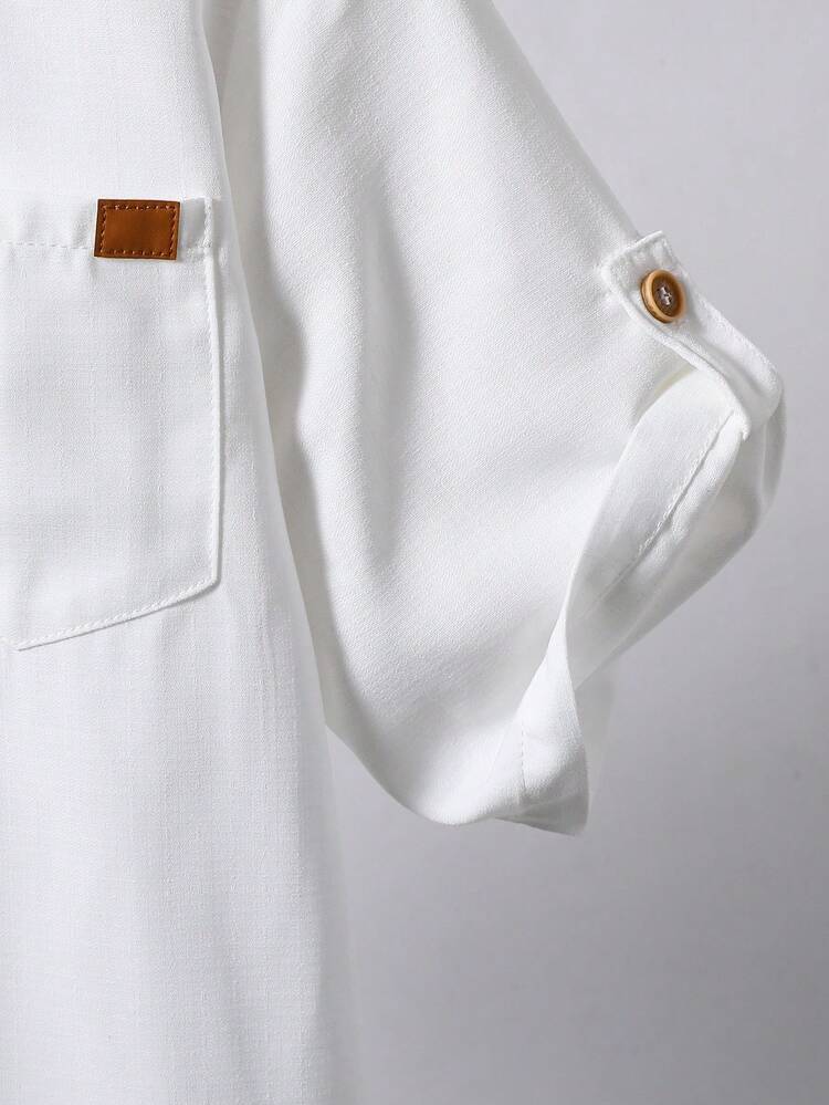 Mirajuku قميص أبيض بأكمام قصيرة وياقة مندرين للأولاد المراهقين، مزين بخطوط متموجة منسوجة، أزرار خشبية بيج، جيب على الصدر، شعار زخرفي، كاجوال ومريح، مناسب للمدرسة والسفر والمنزل والعطلات، قياس مرتاح، مناسب للربيع والصيف والخريف - أبيض - مشاهدة 5