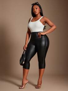 SHEIN SXY 大码女装春夏优雅性感日常基础款弹力PU面料铆钉装饰七分裤，适合西式服装、邮轮装、音乐节、演唱会、嘉年华派对、度假、约会之夜、聚会等场合。 - 黑色 - 查看 3