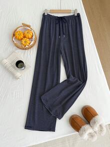 SHEIN EZwear 大码蓝白条纹休闲抽绳裤，适合秋冬季、圣诞节、新年、感恩节、派对、婚礼、海滩、毕业典礼等场合，时尚优雅，休闲百搭，适合外出、约会、预约、通勤等各种场合。条纹睡裤，抽绳睡裤，女士睡裤，蓝色条纹睡衣。 - 藏蓝色 - 查看 4