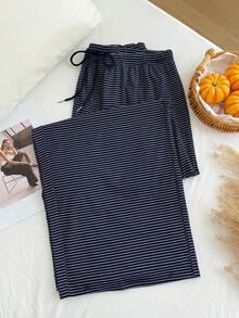 SHEIN EZwear 大码蓝白条纹休闲抽绳裤，适合秋冬季、圣诞节、新年、感恩节、派对、婚礼、海滩、毕业典礼等场合，时尚优雅，休闲百搭，适合外出、约会、预约、通勤等各种场合。条纹睡裤，抽绳睡裤，女士睡裤，蓝色条纹睡衣。 - 藏蓝色 - 查看 5