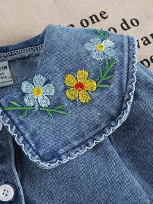 SHEIN 1件女婴娃娃领花卉刺绣长袖纽扣休闲可爱水洗蓝复古牛仔连衣裙，喇叭裙摆和松紧袖口，适合春秋季休闲外出或旅行 - 中等水洗藍 - 查看 4