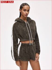 Rest Era Conjunto de sudadera con capucha de manga raglán de manga larga con cordón y pantalones cortos mullidos, ropa de invierno para mujer - Multicolor - Ver 1