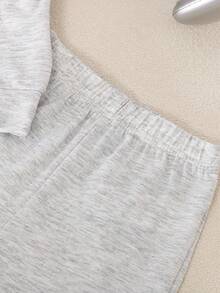 SHEIN 0-3岁休闲字母印花连帽短袖T恤和松紧腰短裤套装，适合所有季节，上学、居家、户外叠穿，适合3-24个月的男婴。