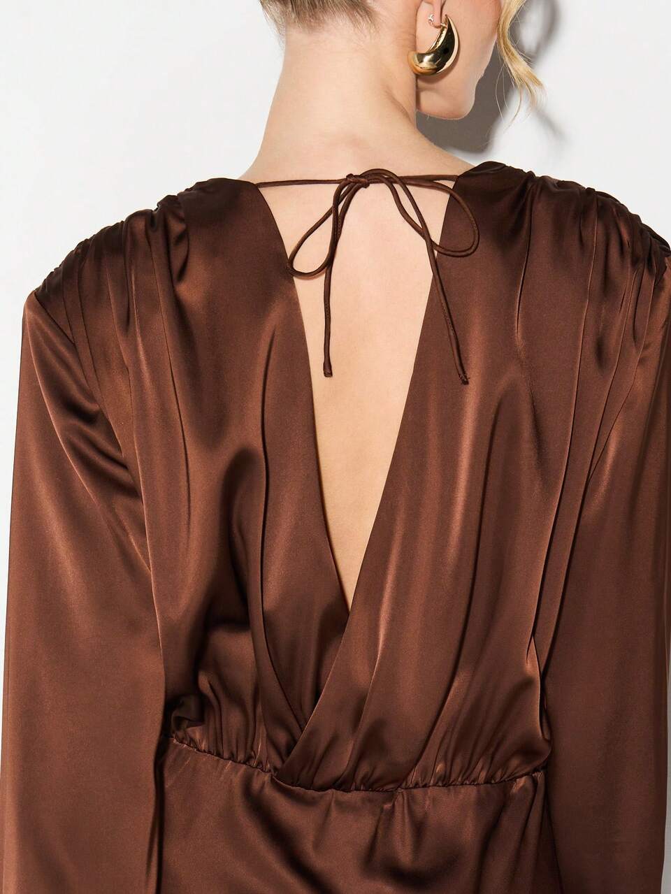 Robe de soirée longue en satin col V profond, manches longues, avec corsage drapé et détail dos ouvert pour occasions du soir