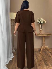 SHEIN Clasi 大码女士优雅通勤复古棕色方领金属纽扣装饰泡泡袖短袖修身衬衫 + 大码女士优雅通勤复古棕色修身直筒裤 - 棕色 - 查看 2