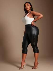 SHEIN SXY 大码女装春夏优雅性感日常基础款弹力PU面料铆钉装饰七分裤，适合西式服装、邮轮装、音乐节、演唱会、嘉年华派对、度假、约会之夜、聚会等场合。 - 黑色 - 查看 4