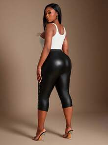 SHEIN SXY 大码女装春夏优雅性感日常基础款弹力PU面料铆钉装饰七分裤，适合西式服装、邮轮装、音乐节、演唱会、嘉年华派对、度假、约会之夜、聚会等场合。 - 黑色 - 查看 5