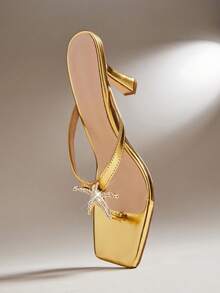 SHUZIA 女士简约舒适人字拖高跟凉鞋，饰有金属装饰 - 金色 - 查看 6