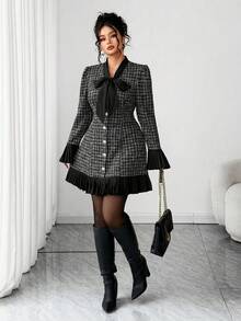 SHEIN PETITE CURVE Bộ đồ liền thân quần yếm dày cỡ lớn dành cho nữ, váy ngắn thanh lịch, vải tuýt kẻ caro dày dặn, ôm sát, thích hợp cho các dịp trở lại trường, tốt nghiệp, ngày lễ tình nhân, lễ hội âm nhạc, ngày của mẹ, lễ Halloween, lễ tạ ơn, lễ Phục sinh, ngày quốc khánh, dạ tiệc, tiệc hẹn hò, mùa cưới, hoạt động ngoài trời - màu đen - Xem 3