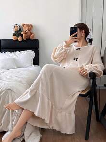 SHEIN Chemise de nuit pour femmes avec nœud papillon, volants et manches bouffantes en polaire de couleur unie