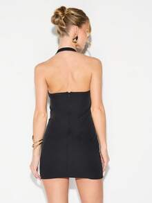 KIZN 黑色露背吊带迷你连衣裙，金色五金配件，镂空修身设计，甜心领口，适合派对和晚宴穿着。 - 黑色 - 查看 2