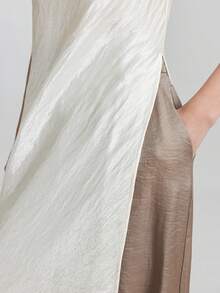 Ontre Áo nữ 2026SS màu mơ nhạt, chất liệu satin nhăn, cổ nhỏ, thiết kế trễ vai tròn, xẻ tà cao bất đối xứng, phong cách hiện đại, năng động, công sở, thời trang sân bay cao cấp, chất liệu satin mềm mại, rủ đẹp. - Màu be - Xem 6