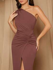 SHEIN Belle Vestido ajustado con hombros oblicuos, drapeado y abertura, vestido de dama de honor de unicolor - Café integral - Ver 4
