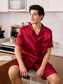CoupledUp 1 Set Piyama Pria Lengan Pendek Kerah Warna Polos dengan Saku dan Dasi Kupu-kupu Imitasi dari Sutra - Burgundy - View 4