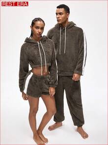 Rest Era Conjunto de sudadera con capucha de manga raglán de manga larga con cordón y pantalones cortos mullidos, ropa de invierno para mujer - Multicolor - Ver 3