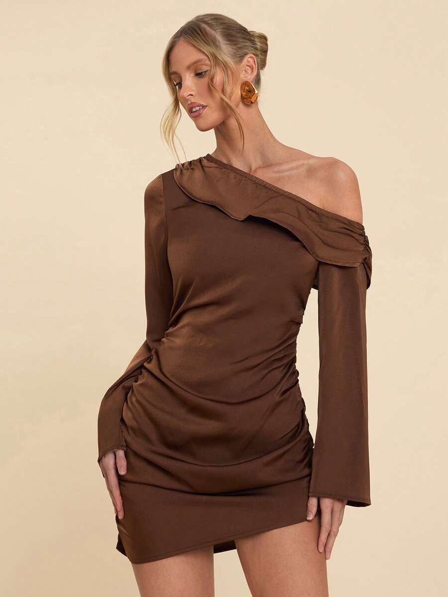 COSMINA Váy ngắn vai bất đối xứng nhún bèo dành cho nữ, váy dự tiệc dài tay màu nâu/cà phê trơn gợi cảm, thích hợp cho tiệc cocktail, buổi hẹn hò lãng mạn, tụ họp, sự kiện trang trọng, phù dâu, hộp đêm, Halloween, Giáng sinh và các dịp khác, sự lựa chọn lý tưởng cho váy dự tiệc dành cho nữ - màu nâu - Xem 1