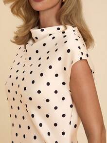 COSMINA 女士优雅缎面波点迷你连衣裙，适合约会、通勤和所有季节穿着。 - 黑與白 - 查看 7