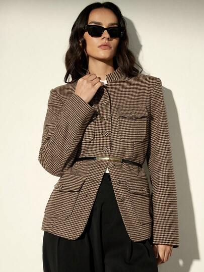 Aveloria Modichic Nouvelle veste à col montant à carreaux pour l'automne/l'hiver, mélange de vintage et de mode, ajoutant un charme décontracté, une ambiance exotique. Les éléments classiques de la veste à carreaux soulignent le jeu des couches et le côté ludique de la tenue, transmettant un style de vie alliant sens culturel et mode.