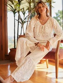 Lullawish Bộ đồ ngủ nữ phong cách Bohemian giản dị, thoải mái, gồm áo crop top buộc dây họa tiết hoa và quần ống rộng, đồ ngủ ren rộng rãi và thoải mái, trang phục ren thêu lỗ phong cách Boho, quần áo mùa đông nữ, trang phục ren Boho nữ, bộ đồ hai mảnh phong cách Boho. - Màu be - Xem 5