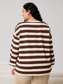 Solflare 2025秋冬新款百搭休闲日常、约会、度假、居家穿着宽松撞色圆领混色条纹刺绣英文字母长袖T恤，大码尺码 - 棕色 - 查看 2