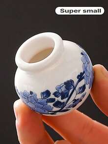 1 ultra-mini blau-weiße Porzellanvase (4,5 * 4 * 2,5 cm, etwa die Länge von zwei Zeigefingern erwachsener Personen; bitte nicht kaufen, wenn dies ein Problem darstellt) - glasierte Keramikvase, Heimdekoration, chinesischer Stil dunkelblau Vase, geeignet als Tischdekoration. - Verschiedenfarbig - Übersicht 5