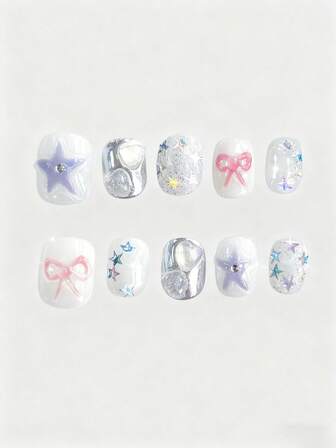 Kawaii 10 pièces Ongles courts carrés peints à la main, style mignon avec étoiles et nœuds, couleurs argentées brillantes et nude à carreaux. + 3 pièces adhésif double face