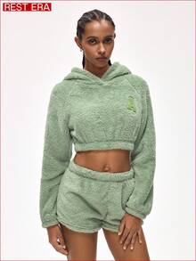 Rest Era Conjunto de sudadera con capucha y pantalones cortos de invierno con gráfico de letras, manga raglán y textura esponjosa para mujer - Multicolor - Ver 4