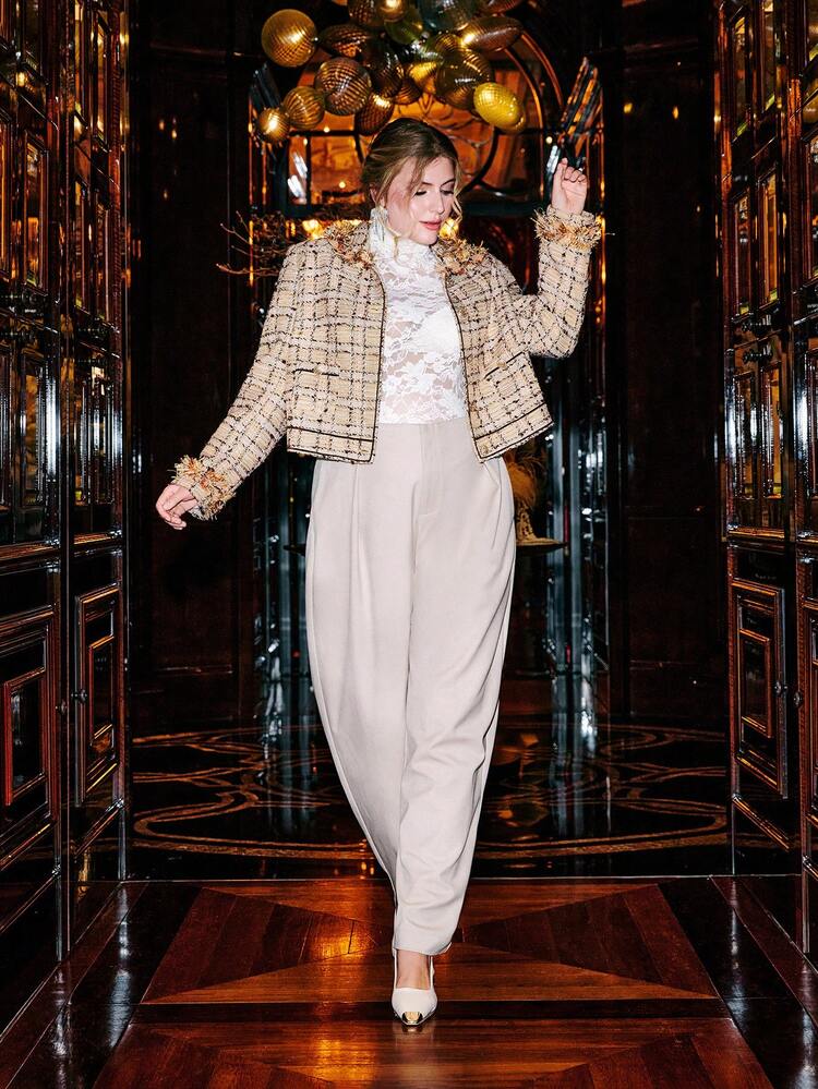 VOLUPTÉ CURVE Veste inspirée du vintage pour femmes grandes tailles pour la Saint-Valentin, avec un tissu texturé, des bords effilochés, un col châle, des manches longues, une longueur courte, une fermeture boutonnée, des poches pratiques, des détails élégants, confortable et polyvalente, convenant pour le travail, le casual, les fêtes. Recommandation . - Beige - Voir 5