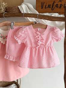 Vintaside Kids Bộ 2 áo sơ mi kẻ caro màu hồng cổ tròn tay bồng trang trí nơ và quần short kẻ caro viền bèo nhún cho bé gái, thích hợp mặc hàng ngày, đi chơi và chụp ảnh, mùa xuân/hè - Hồng - Xem 3