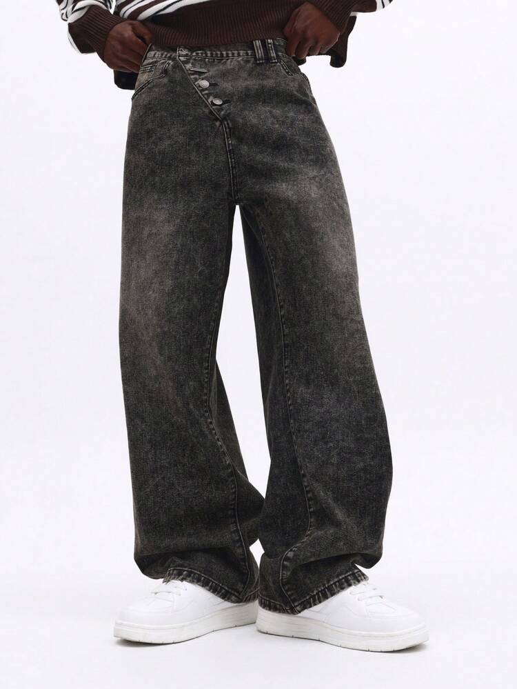 Jeans in denim con lavaggio acido a gamba larga e patta con bottoni