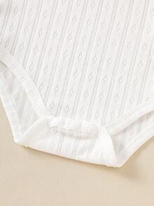 SHEIN 男婴三件套服装，包括三件白色针织长袖连体衣和三条松紧腰裤，适合所有季节，日常穿着，可叠穿，适合3个月至24个月的男婴。 - 白色 - 查看 7