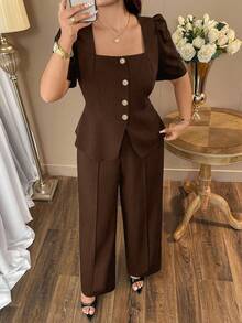 SHEIN Clasi 大码女士优雅通勤复古棕色方领金属纽扣装饰泡泡袖短袖修身衬衫 + 大码女士优雅通勤复古棕色修身直筒裤 - 棕色 - 查看 6