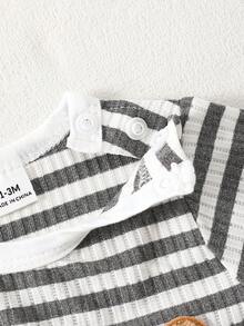 新生儿罗纹小熊短袖上衣，简约灰白条纹搭配3D小熊装饰，罗纹面料柔软亲肤，肩部按扣设计方便穿脱，舒适时尚，适合新生儿穿着。