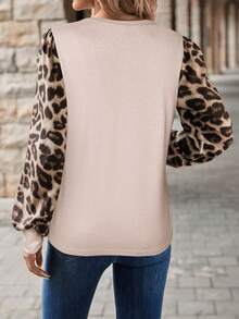 SHEIN LUNE Áo thun tay dài cổ tròn tay bồng họa tiết da báo màu tương phản cho kỳ nghỉ thường ngày, Xuân/Hè - Màu be - Xem 2