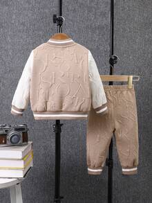 SHEIN Bộ trang phục thường ngày cho bé trai 2 món, bao gồm áo khoác bóng chày tay dài có vải jacquard thêu chữ và quần màu trơn, phù hợp cho bé từ 0-3 tuổi và mặc ngoài trời, mùa thu/đông - Màu Khaki - Xem 2