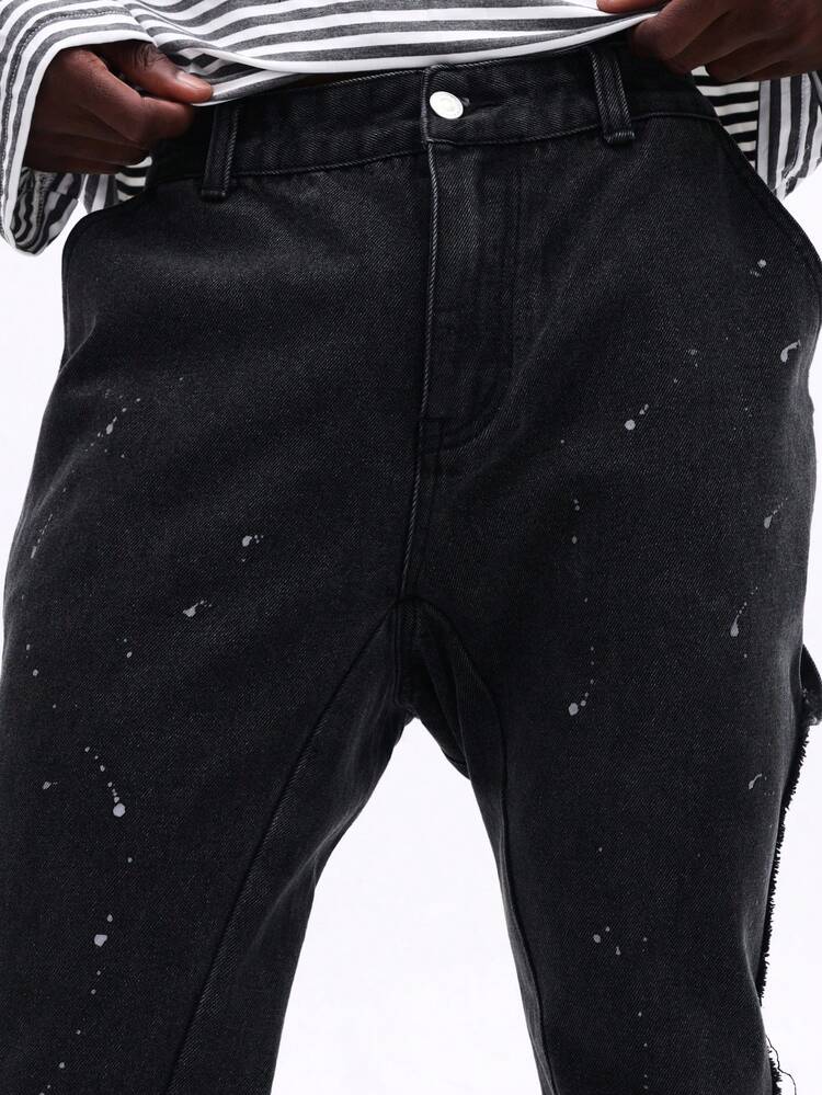 Vaqueros acampanados desgastados con salpicaduras de pintura