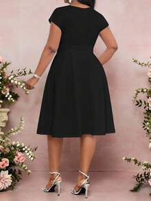 SHEIN Lady 大码腰带夏秋冬蝴蝶结腰身设计小众时尚女士连衣裙大码连衣裙 - 黑色 - 查看 2