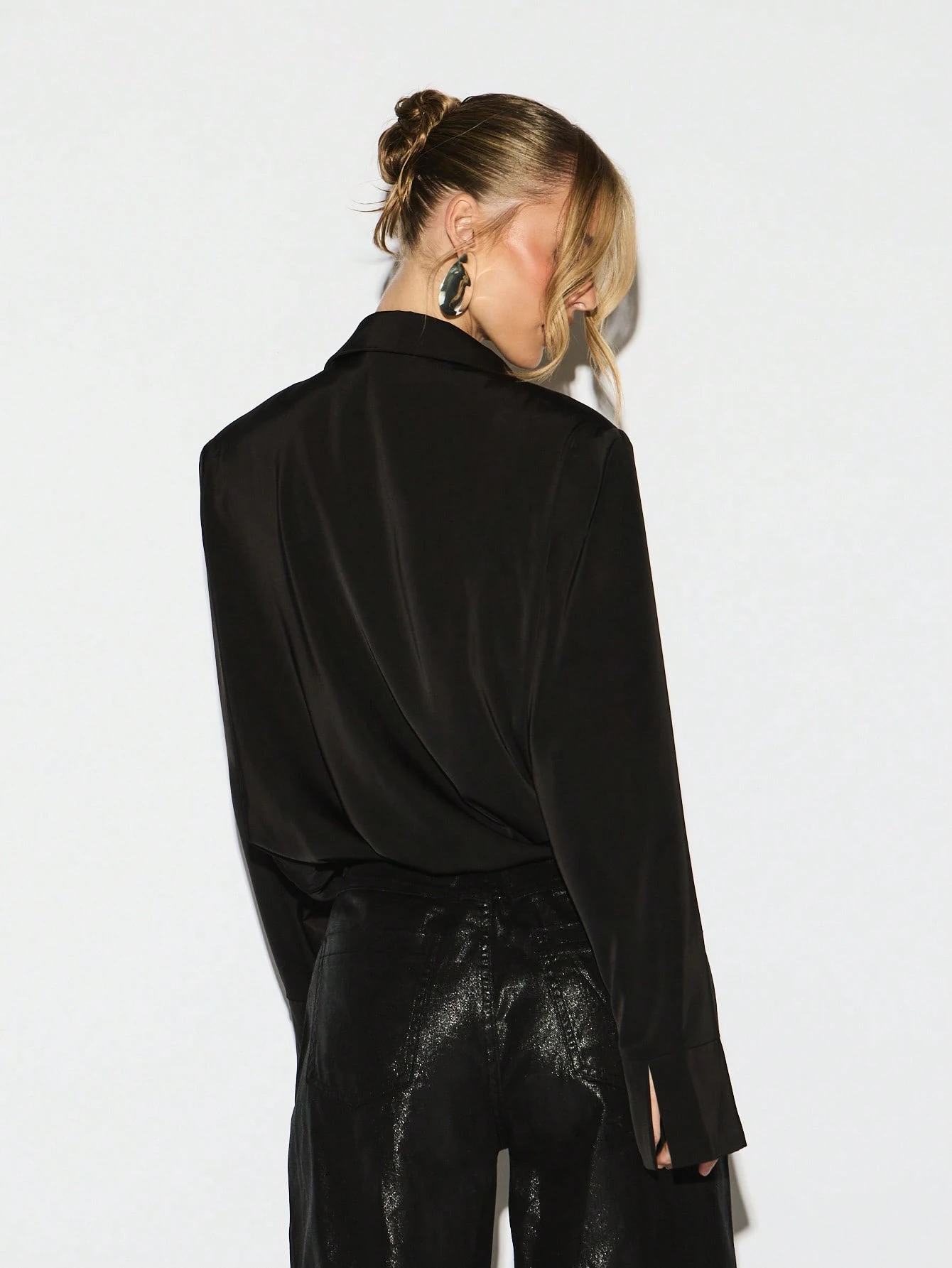 KIZN Body con paillettes a maniche lunghe e scollo a V profondo