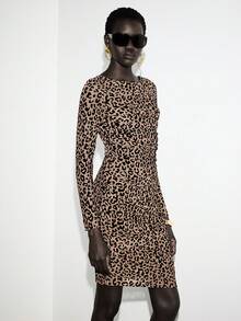 SHEIN LUNE Robe moulante mini à manches longues imprimé léopard, tissu floqué léopard, taille ajustée, détail froncé robe imprimé guépard pour femmes. Robe imprimé animal femme, robe imprimé léopard, robe imprimé guépard - Multicolore - Voir 3