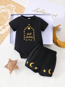 SHEIN 新生男婴套装，黑色主色调，饰以金色星星、月亮和阿拉伯文字，柔软面料连体衣+短裤组合，适合特殊场合或日常穿着，宽松舒适的阿拉伯长袍/罩袍，春夏新品，婴儿传统阿拉伯服装 - 黑色 - 查看 3