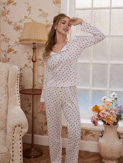 SHEIN Conjunto de pijama de 2 piezas con diseño de botones de cuello de pico y estampado de cerezas en todo el conjunto, ropa de invierno para mujer