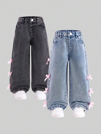 Bộ đồ denim hai mảnh dành cho bé gái, gồm quần jeans ống đứng thoải mái với nhiều màu sắc được giặt nhẹ, điểm nhấn là chiếc nơ hồng xinh xắn. Được làm từ chất liệu denim cotton mềm mại, nhẹ nhàng, đây là món đồ không thể thiếu cho những ai yêu thích thời trang. Thích hợp cho mùa xuân/thu, đa năng cho mặc hàng ngày, chụp ảnh, đi chơi, tụ họp. Sản phẩm mới về cho mùa thu năm 2025.