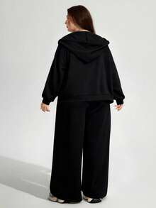 Enliva Conjunto de moletom e calça de moletom plus size feminino, conjunto esportivo casual folgado com capuz e calça de moletom, estampa de letras e detalhes de bolso, roupas de outono e inverno para mulheres, CURVE PLUS, para corpo tipo maçã/arredondado - Preto - Ver 2