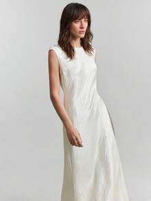 Ontre Áo nữ 2026SS màu mơ nhạt, chất liệu satin nhăn, cổ nhỏ, thiết kế trễ vai tròn, xẻ tà cao bất đối xứng, phong cách hiện đại, năng động, công sở, thời trang sân bay cao cấp, chất liệu satin mềm mại, rủ đẹp. - Màu be - Xem 7