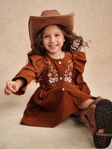 年轻女孩花卉刺绣荷叶边饰荷叶边袖纽扣前灯芯绒连衣裙深绿色年轻女孩连衣裙