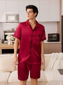 CoupledUp 1 Set Piyama Pria Lengan Pendek Kerah Warna Polos dengan Saku dan Dasi Kupu-kupu Imitasi dari Sutra - Burgundy - View 2