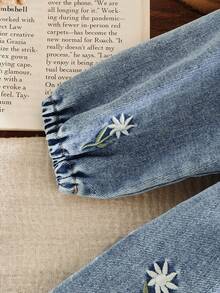 SHEIN Vintaside Kids 这款女婴时尚牛仔连衣裙饰有精美的花卉刺绣，配有大领子，适合外出、购物、聚会、休闲居家穿着以及夏季户外活动。 - 淺色水洗藍 - 查看 7