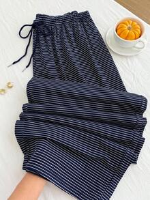 SHEIN EZwear 大码蓝白条纹休闲抽绳裤，适合秋冬季、圣诞节、新年、感恩节、派对、婚礼、海滩、毕业典礼等场合，时尚优雅，休闲百搭，适合外出、约会、预约、通勤等各种场合。条纹睡裤，抽绳睡裤，女士睡裤，蓝色条纹睡衣。 - 藏蓝色 - 查看 1