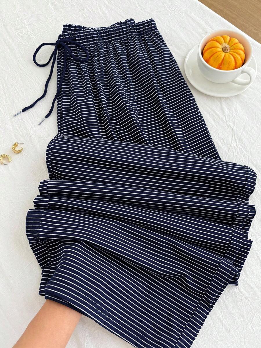 SHEIN EZwear 大码蓝白条纹休闲抽绳裤，适合秋冬季、圣诞节、新年、感恩节、派对、婚礼、海滩、毕业典礼等场合，时尚优雅，休闲百搭，适合外出、约会、预约、通勤等各种场合。条纹睡裤，抽绳睡裤，女士睡裤，蓝色条纹睡衣。 - 藏蓝色 - 查看 1